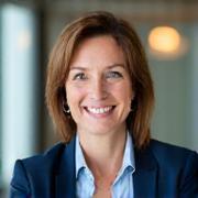 Dr. Lena Schulz, CEO of Lernwelle